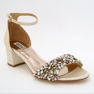 New in Box Badgley Mischka Vega heel in ivory